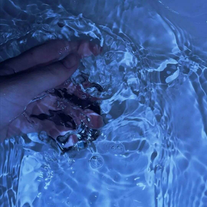 女人想两个男搞是不是很舒服
